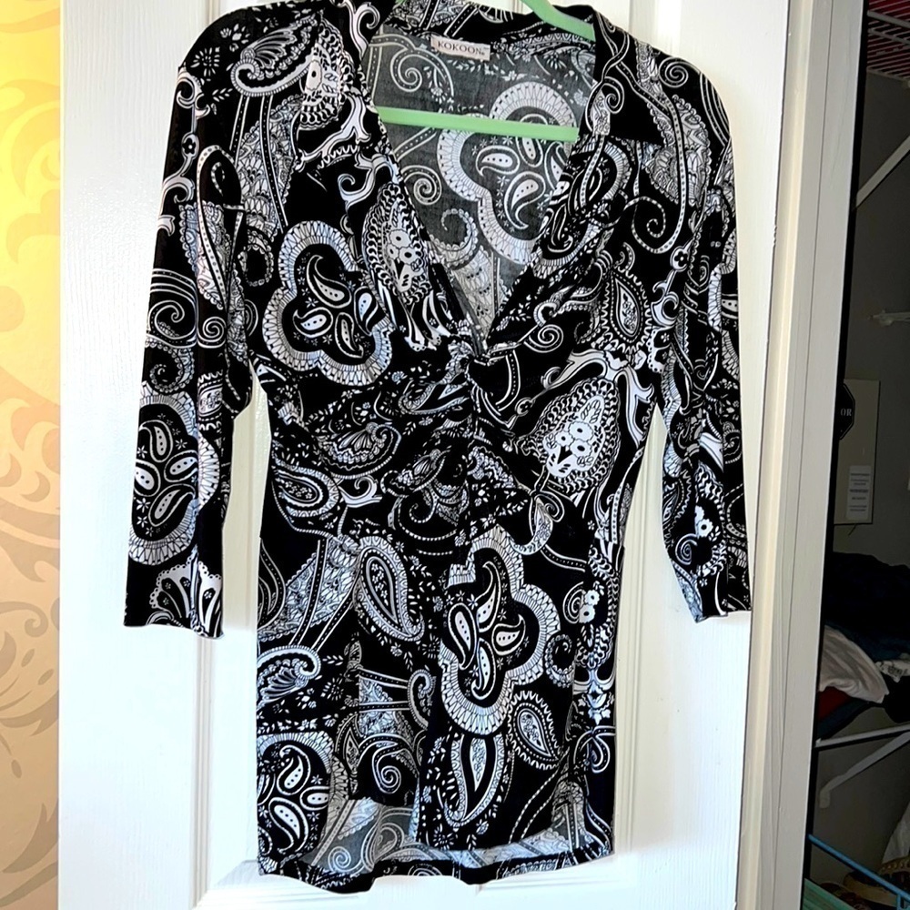 Kokoon knotted front black & white Paisley blouse w/ collar. Sz M